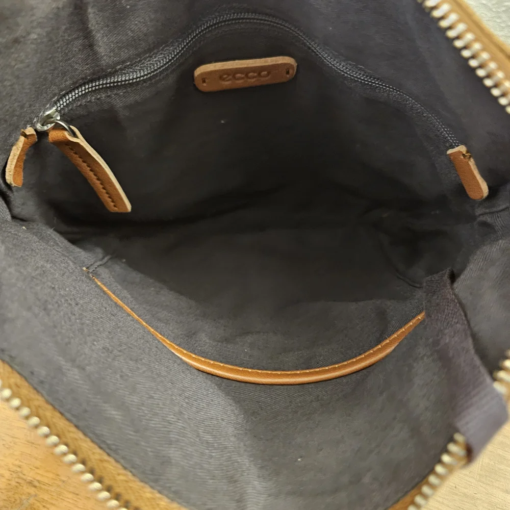 Ecco Brown Leather Crossbody‎ Purse Fabric Lined Outer And Inner Pockets